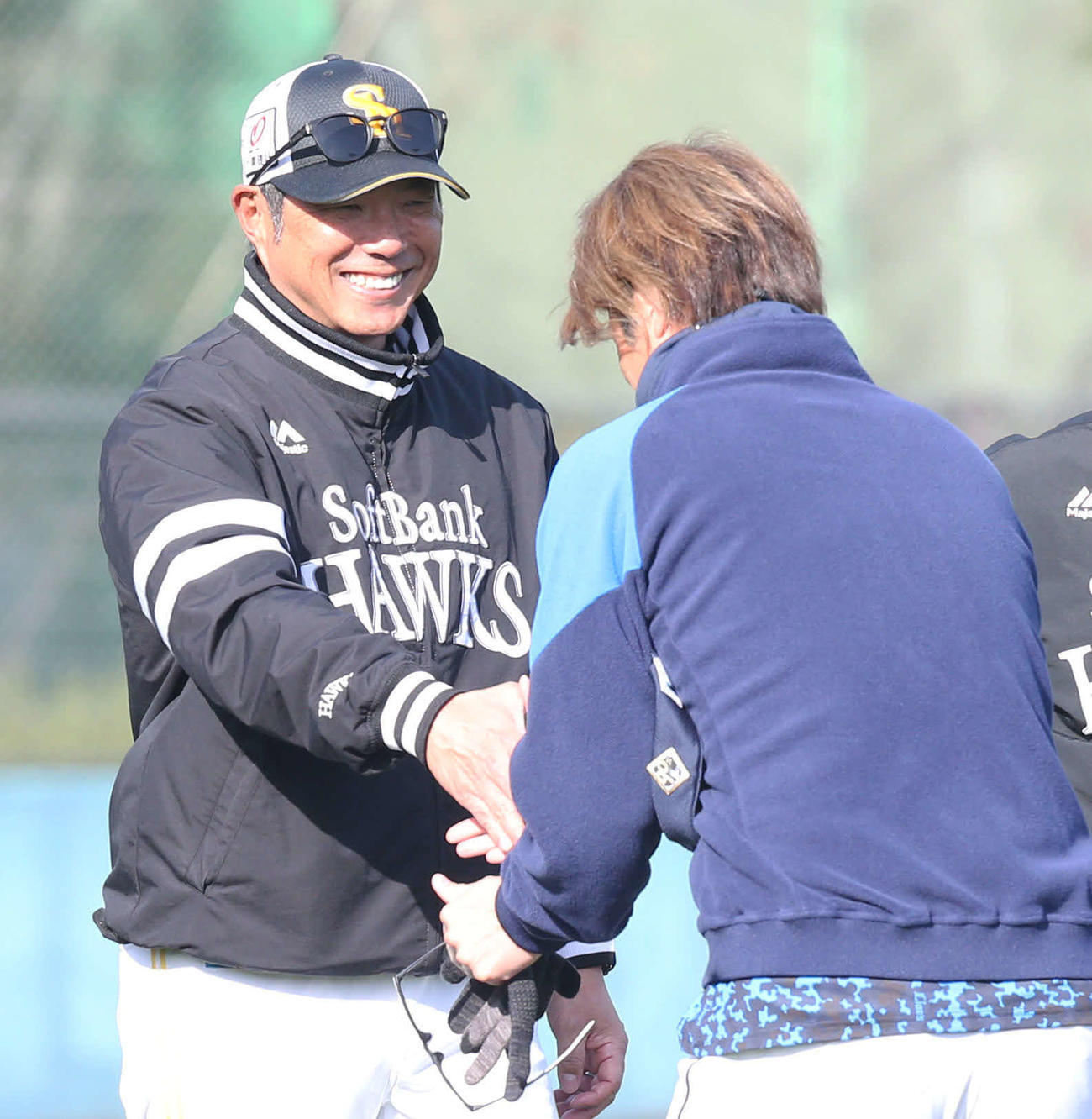 ソフトバンク小久保監督（左）は西武甲斐野と笑顔であいさつ（撮影・冨田成美）