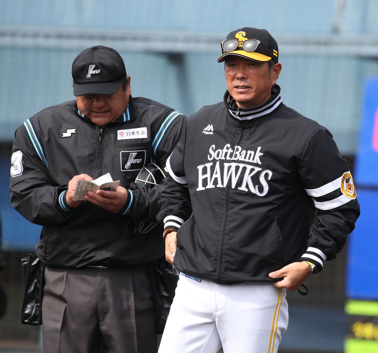 ソフトバンク対西武　イニング間に選手の交代を告げる小久保監督（撮影・冨田成美）
