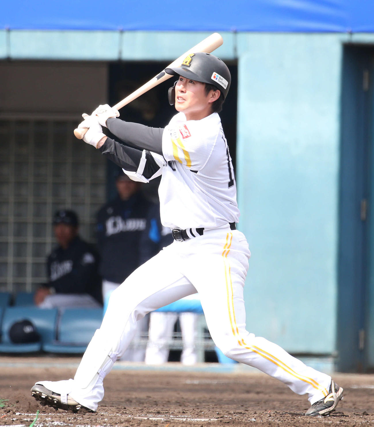 ソフトバンク対西武　2回裏ソフトバンク無死、川村は左二塁打を放つ（撮影・冨田成美）