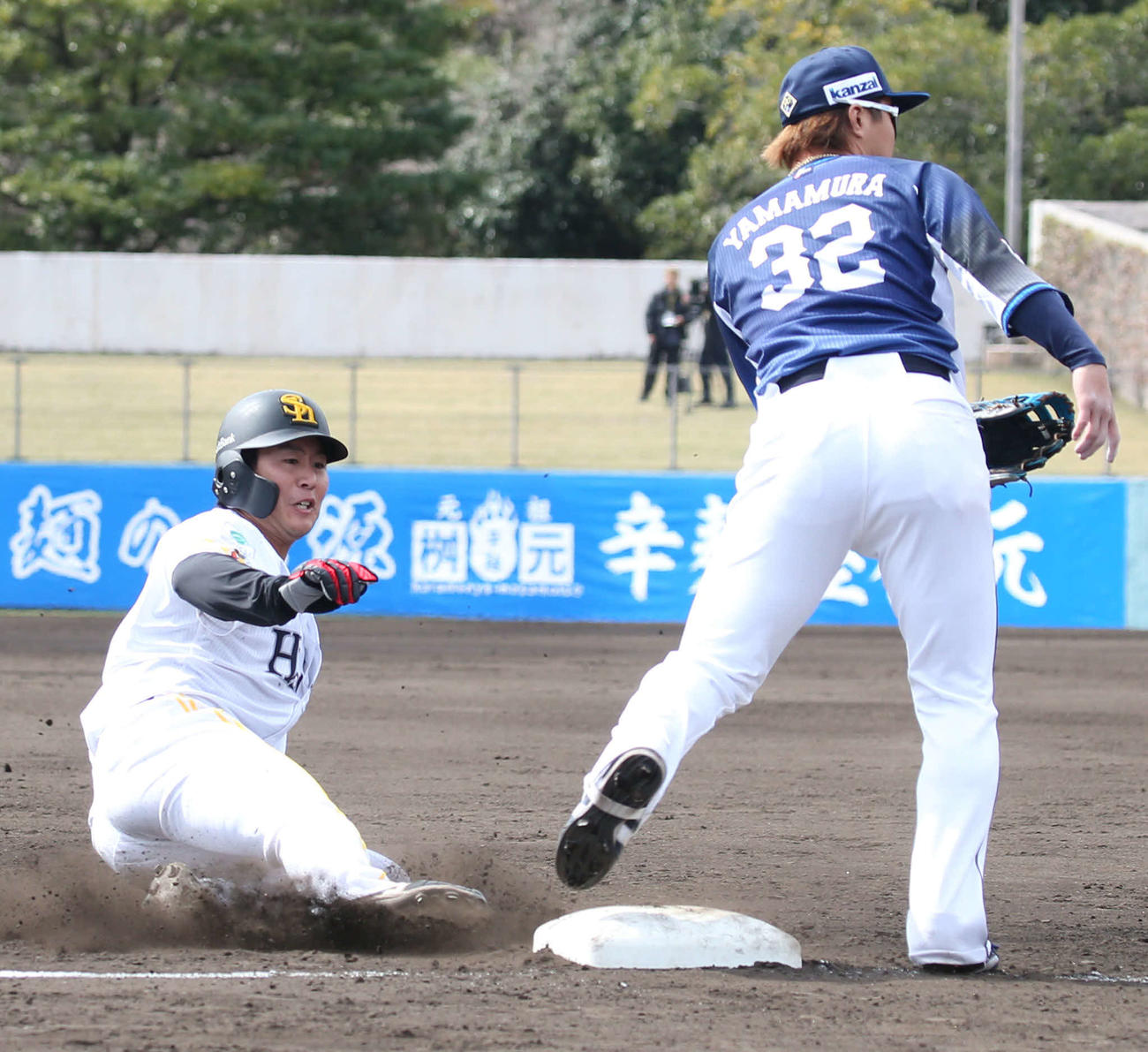 ソフトバンク対西武　4回裏ソフトバンク1死二塁、甲斐のとき川村は三塁盗塁に成功（撮影・冨田成美）