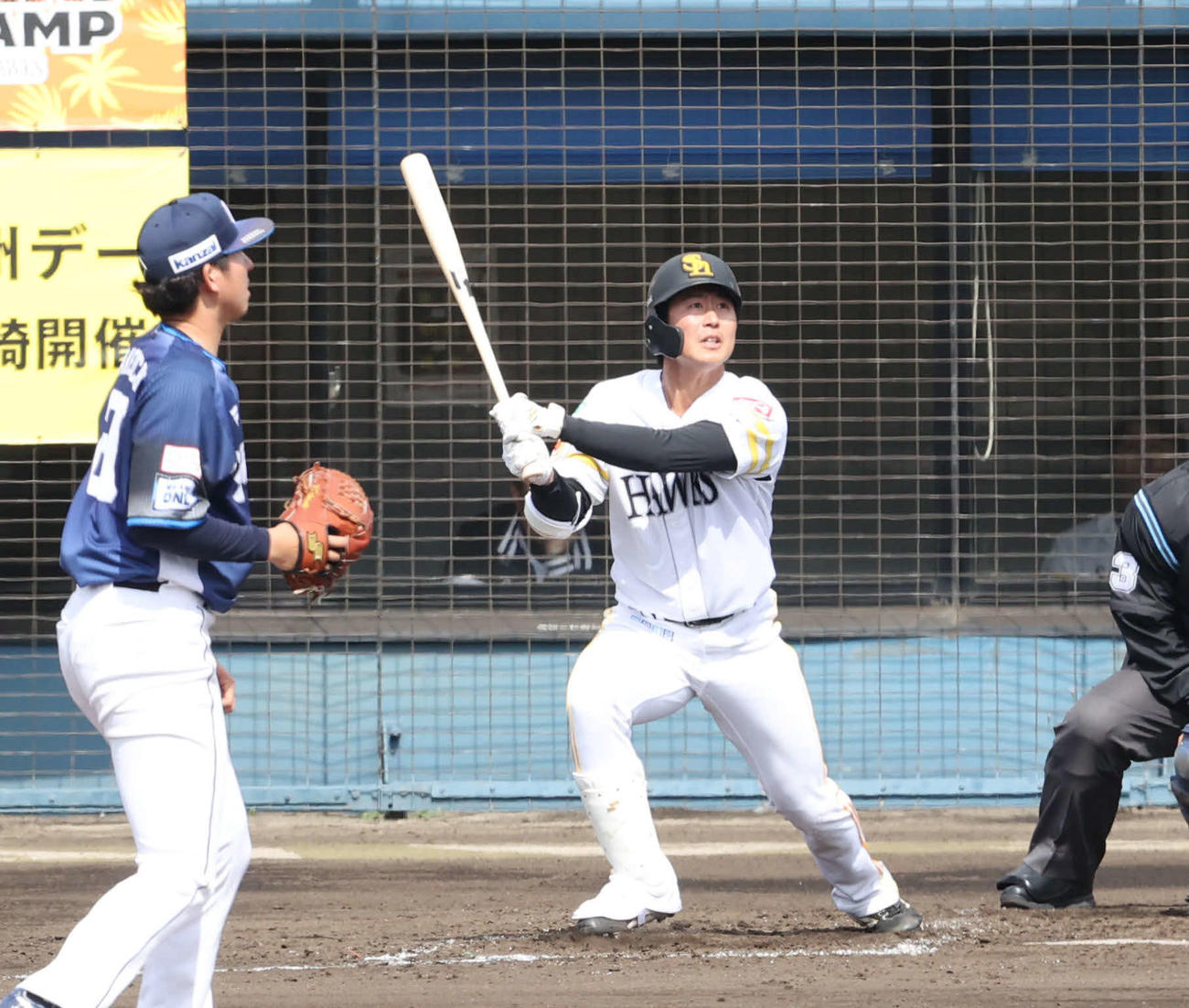 ソフトバンク対西武　2回裏ソフトバンク無死、川村は左翼線二塁打を放つ（撮影・梅根麻紀）