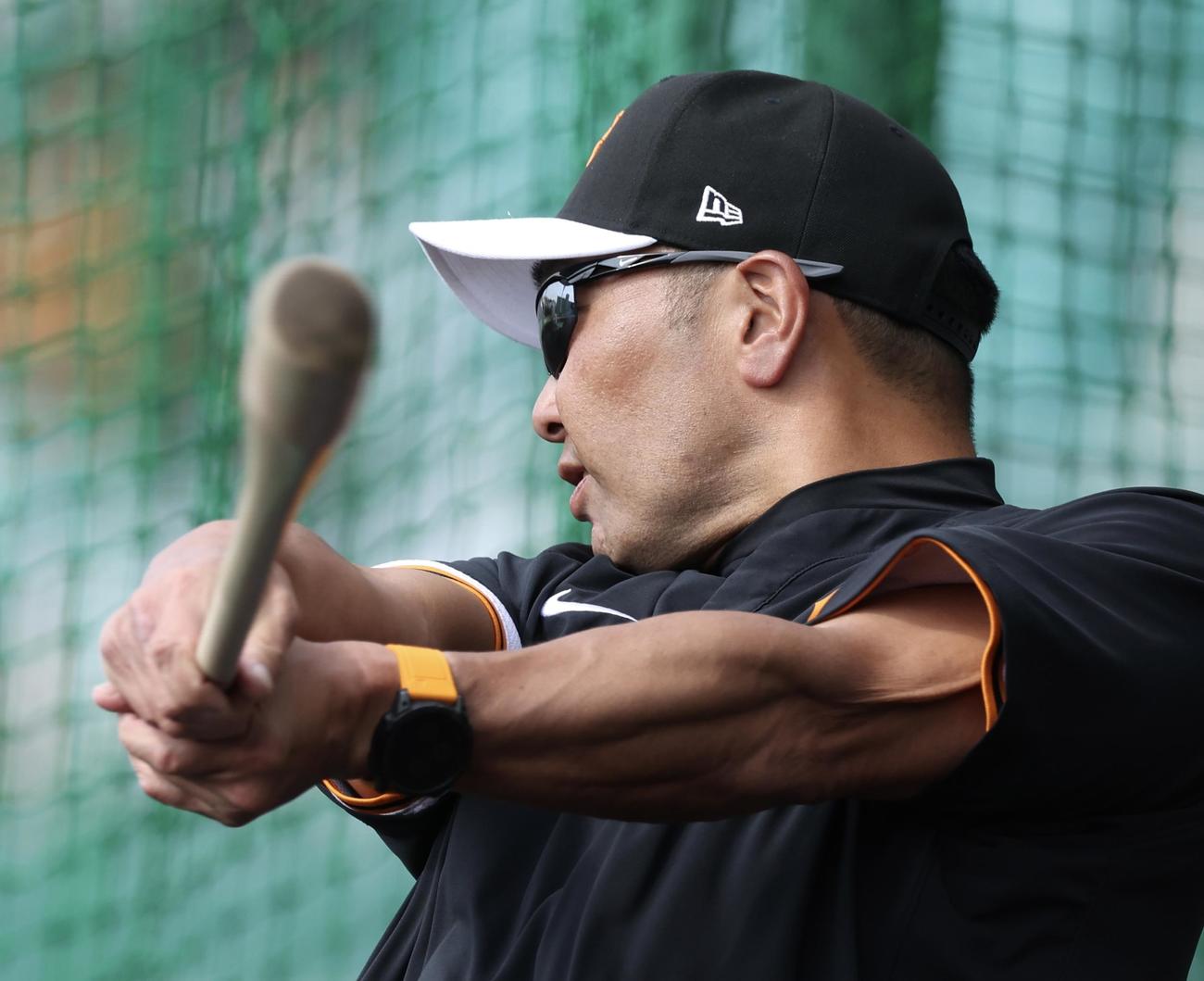 秋広にノックする巨人阿部監督（撮影・河田真司）