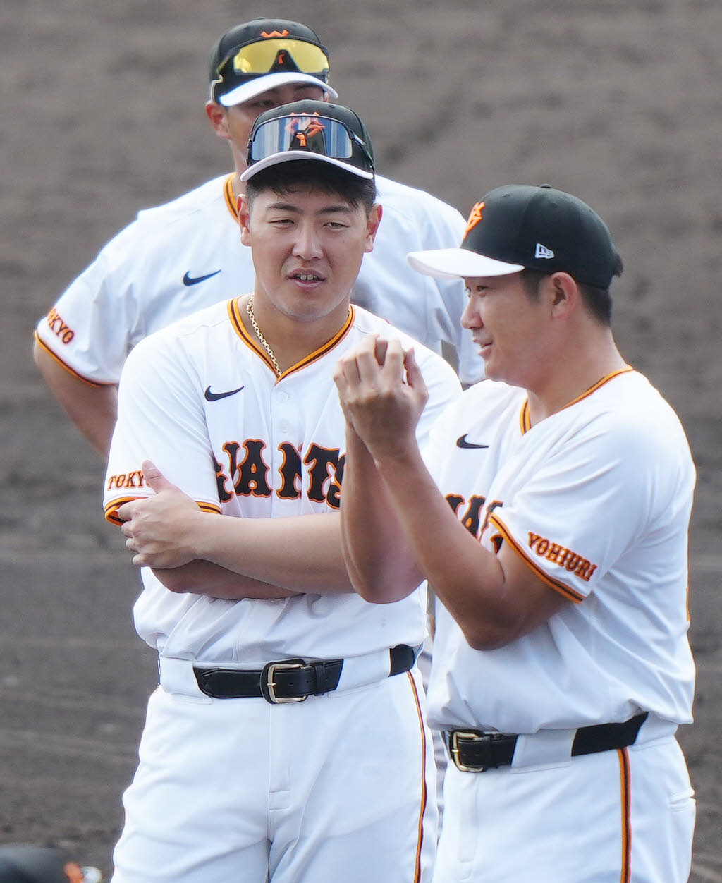 手締め前、巨人菅野（右）と言葉を交わす岡本和（撮影・江口和貴）