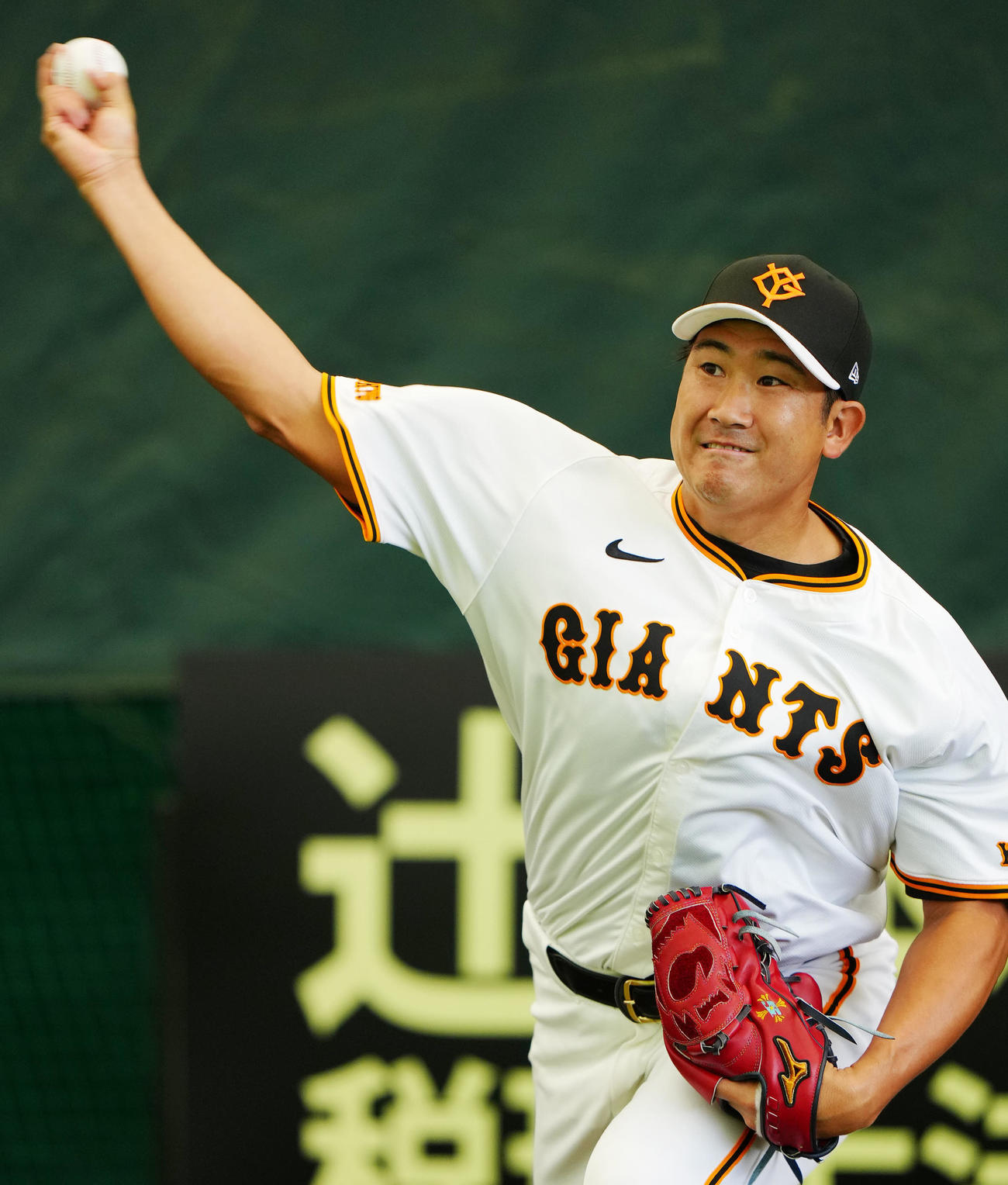 ブルペンでカーブを投じる巨人菅野（撮影・江口和貴）