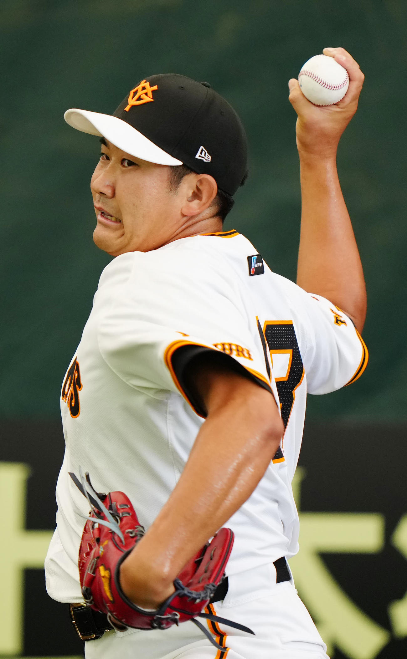 ブルペンでカーブを投じる巨人菅野（撮影・江口和貴）