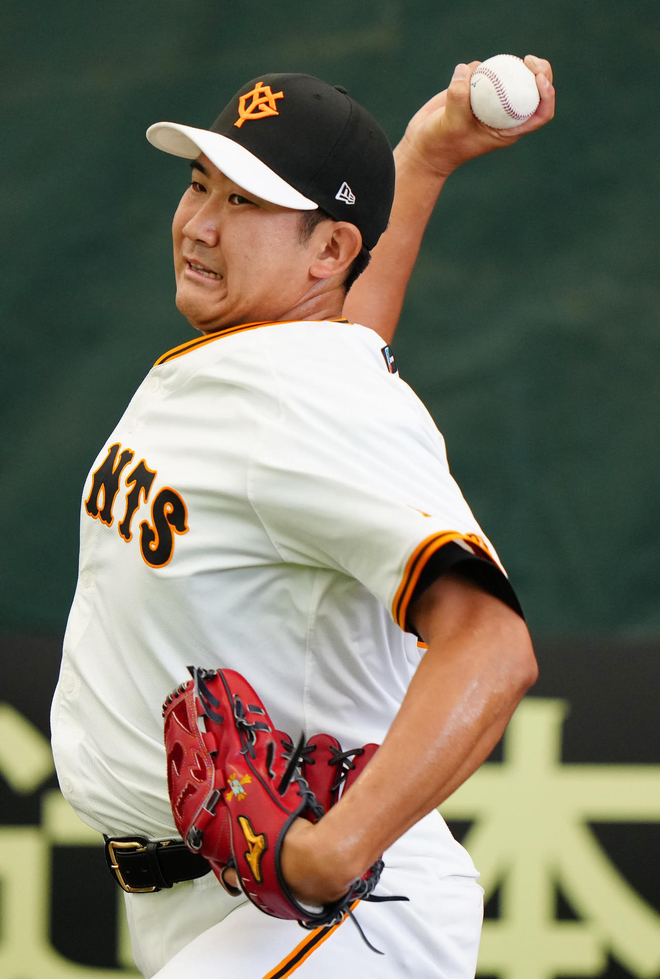ブルペンでカーブを投じる巨人菅野（撮影・江口和貴）