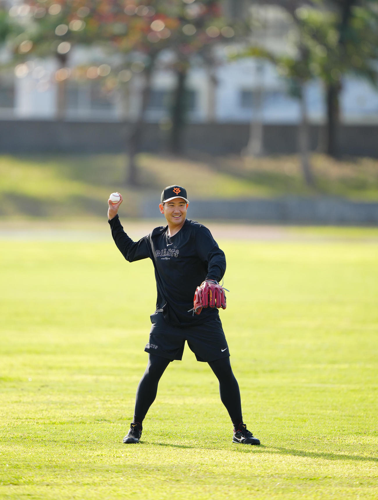 キャッチボールする巨人菅野（撮影・江口和貴）