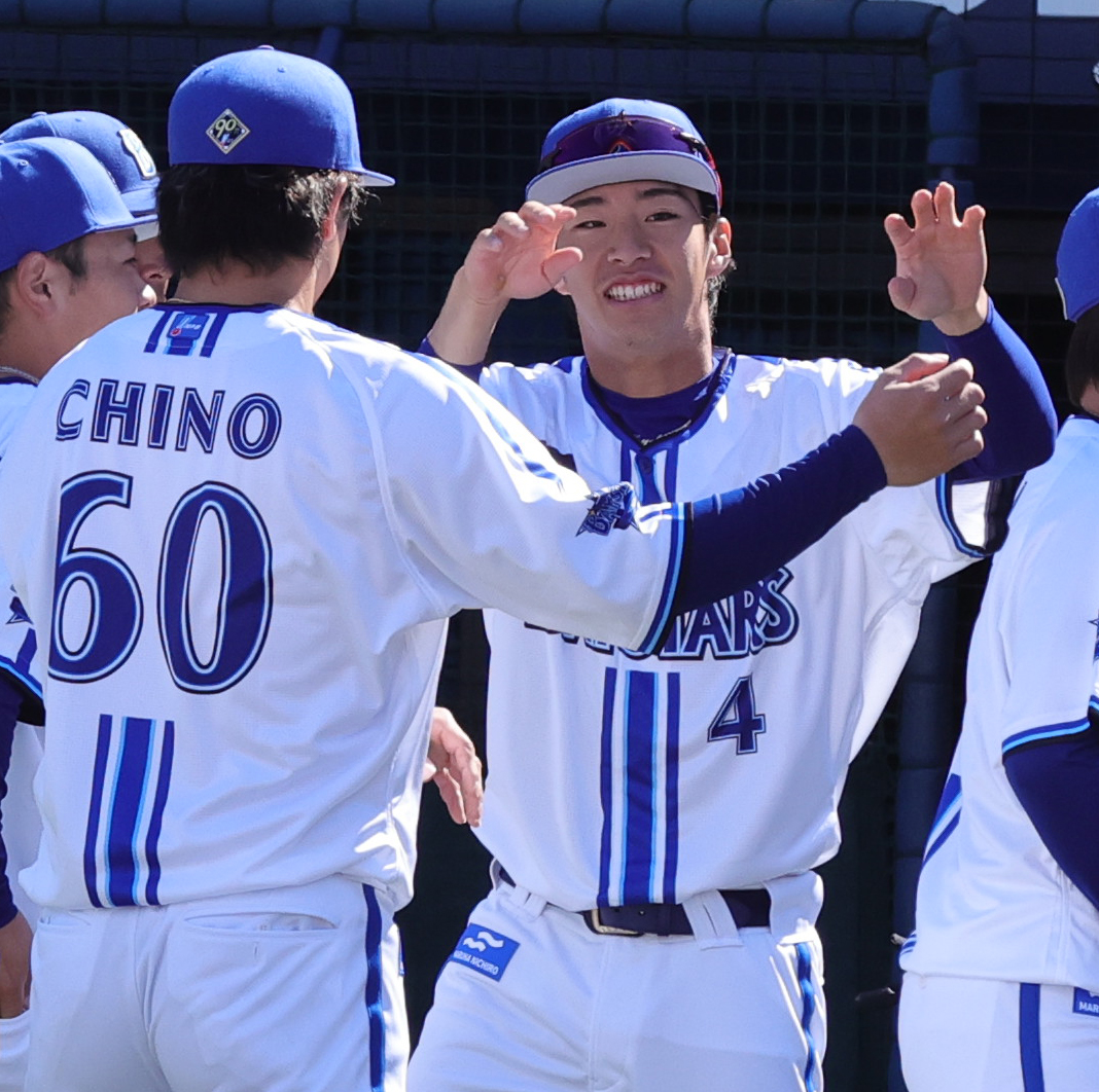 必勝祈願を終え笑顔を見せるDeNA度会（撮影・野上伸悟）