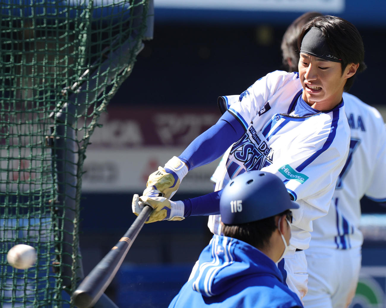 ティー打撃を行うDeNA度会（撮影・野上伸悟）
