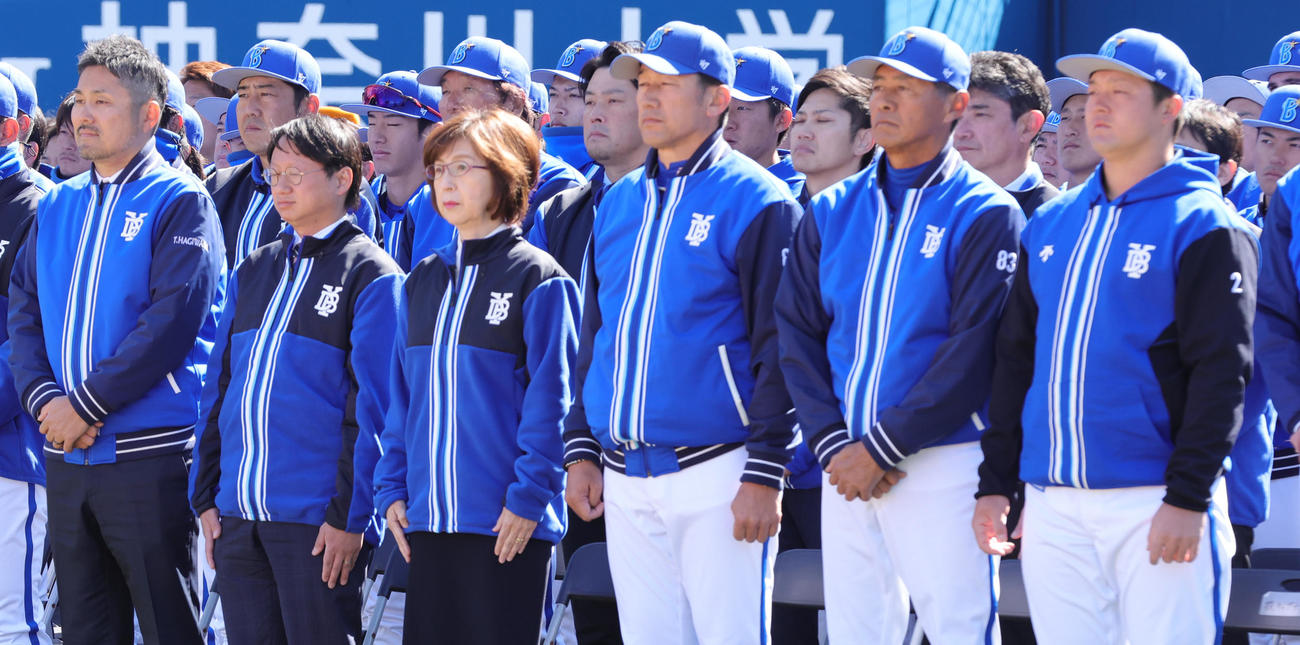 必勝祈願を行った度会（後方左から2人目）らDeNAの選手、スタッフ。前列左から萩原チーム統括本部長、木村社長、南場オーナー、三浦監督、青山2軍監督、牧ら（撮影・野上伸悟）