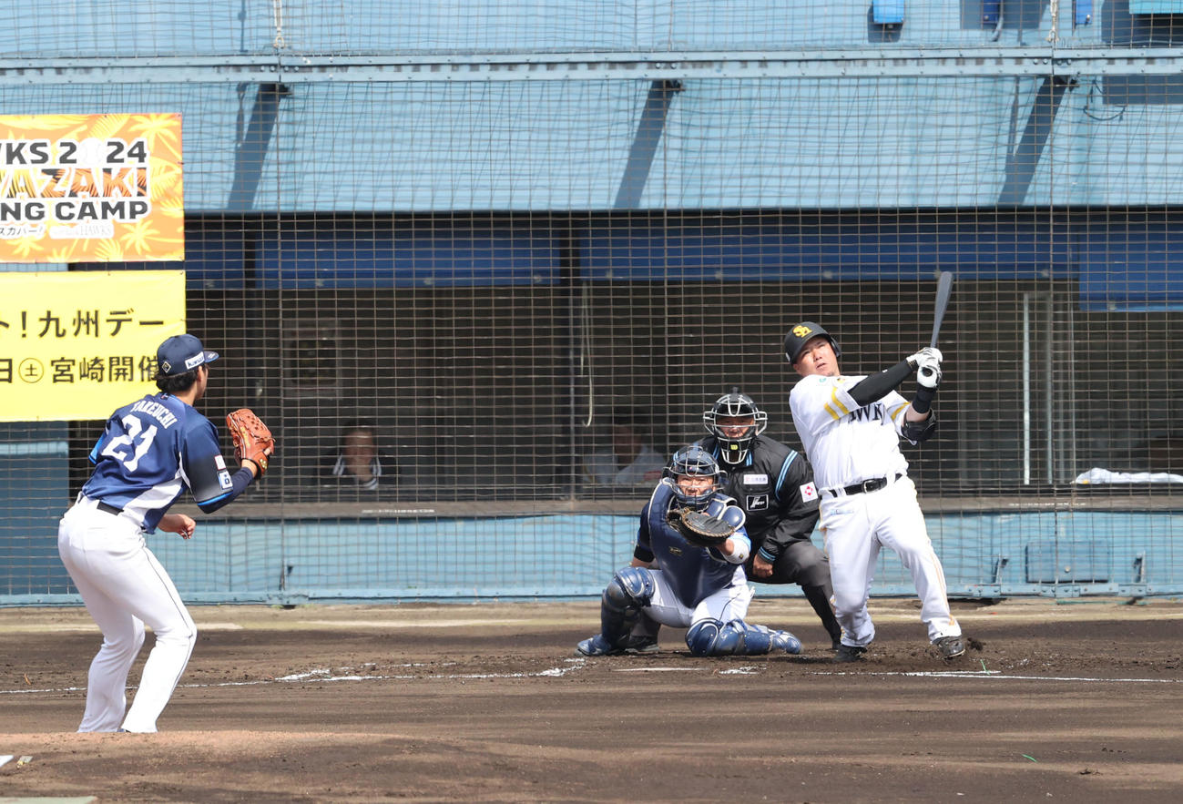ソフトバンク対西武　1回裏ソフトバンク2死一塁、山川は左越えに2点本塁打を放つ撮影・梅根麻紀）