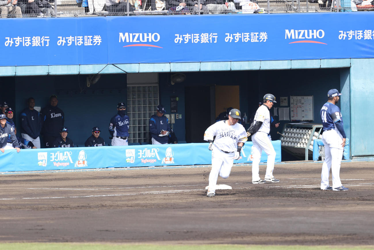 ソフトバンク対西武　1回裏ソフトバンク2死一塁、山川は左越えに2点本塁打を放つ撮影・梅根麻紀）