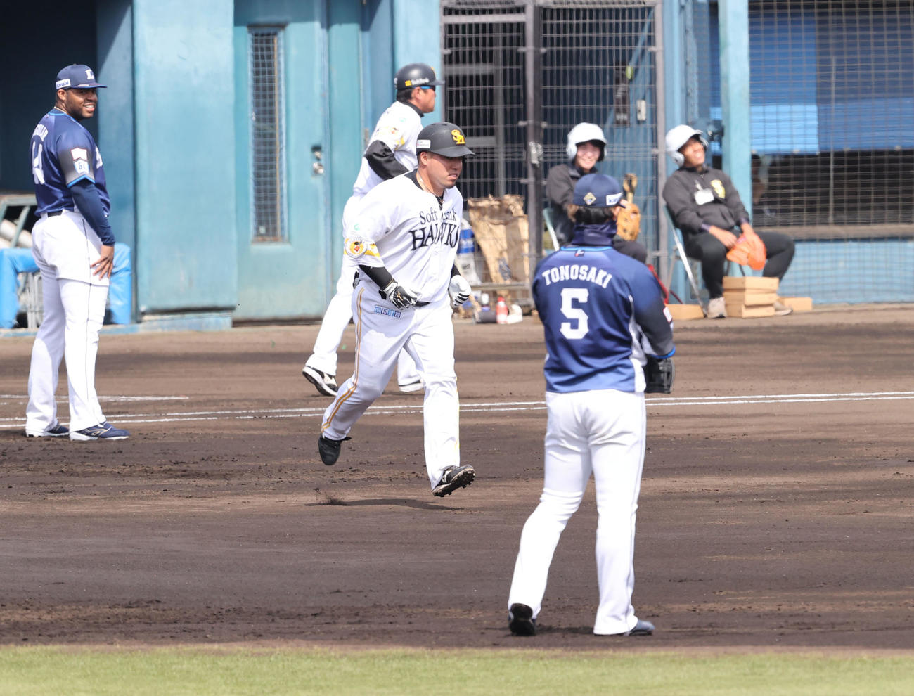 ソフトバンク対西武　1回裏ソフトバンク2死一塁、山川は左越えに2点本塁打を放つ撮影・梅根麻紀）