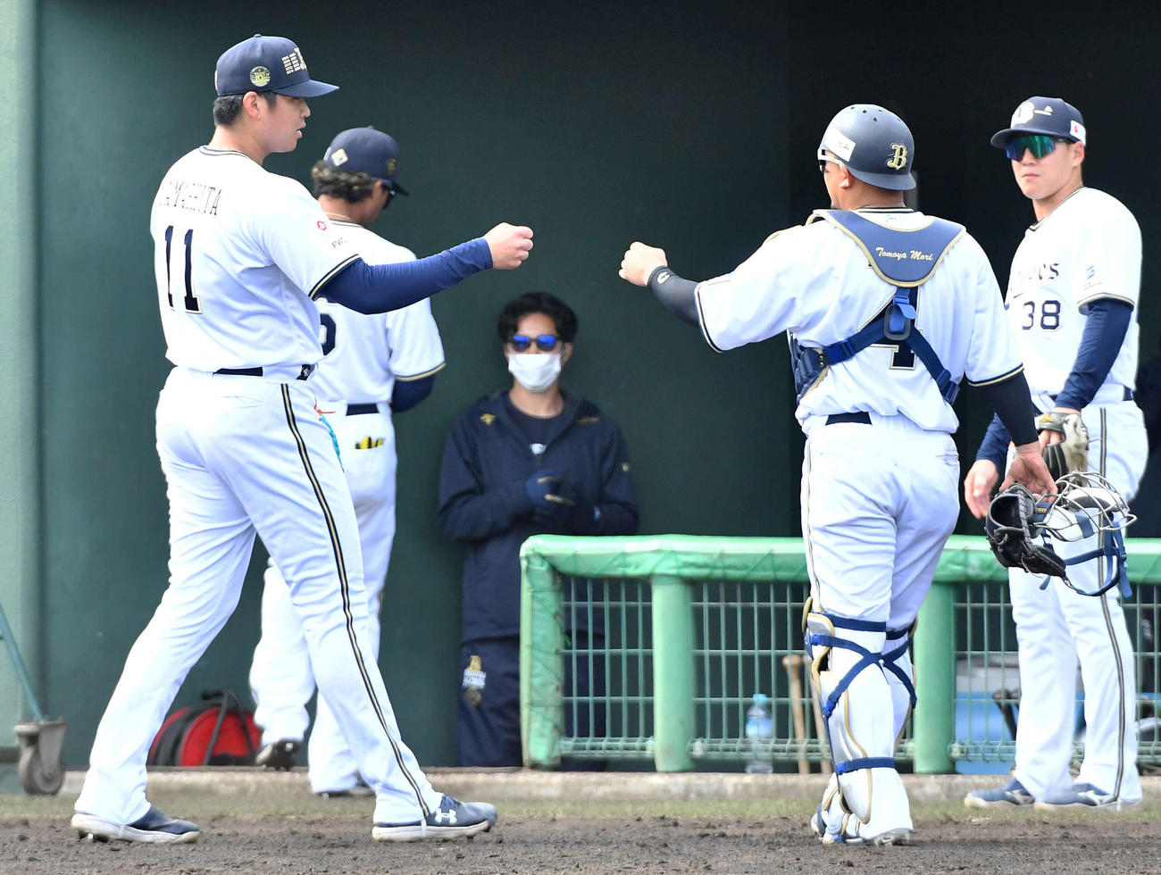 球春みやざき　オリックス対ロッテ　4回表を3者凡退に抑え、森（右から2人目）とグータッチを交わす山下（撮影・岩下翔太）