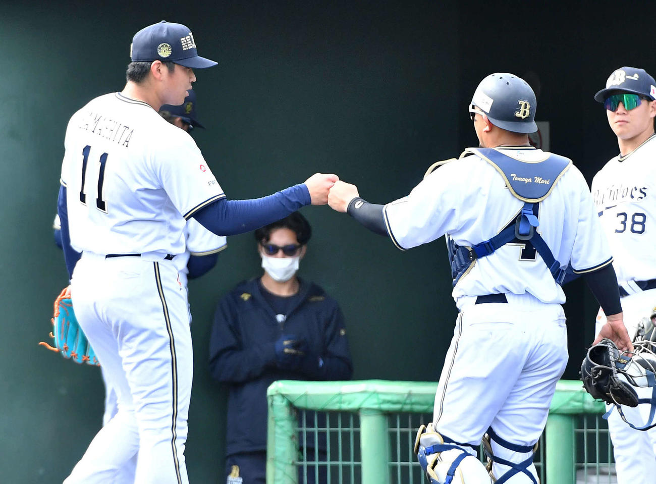 球春みやざき　オリックス対ロッテ　4回表を3者凡退に抑え、森（右から2人目）とグータッチを交わす山下（撮影・岩下翔太）
