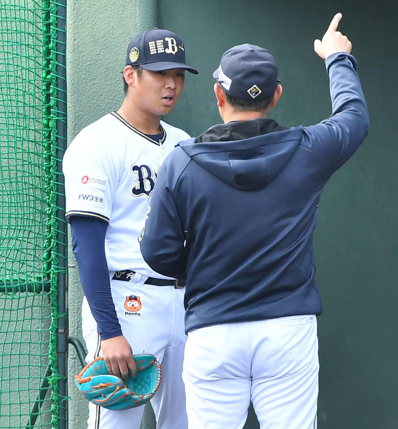 球春みやざき　オリックス対ロッテ　4回表終了後、ベンチ前で平井コーチ（右）と話す山下（撮影・岩下翔太）
