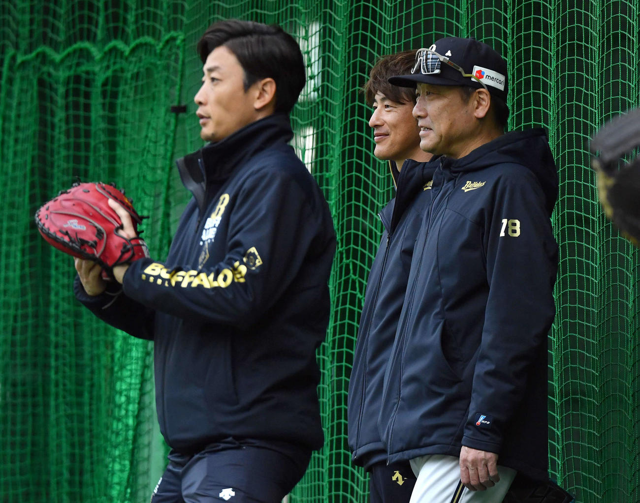 中嶋監督（右）とブルペンを視察するオリックス能見臨時コーチ（撮影・岩下翔太）