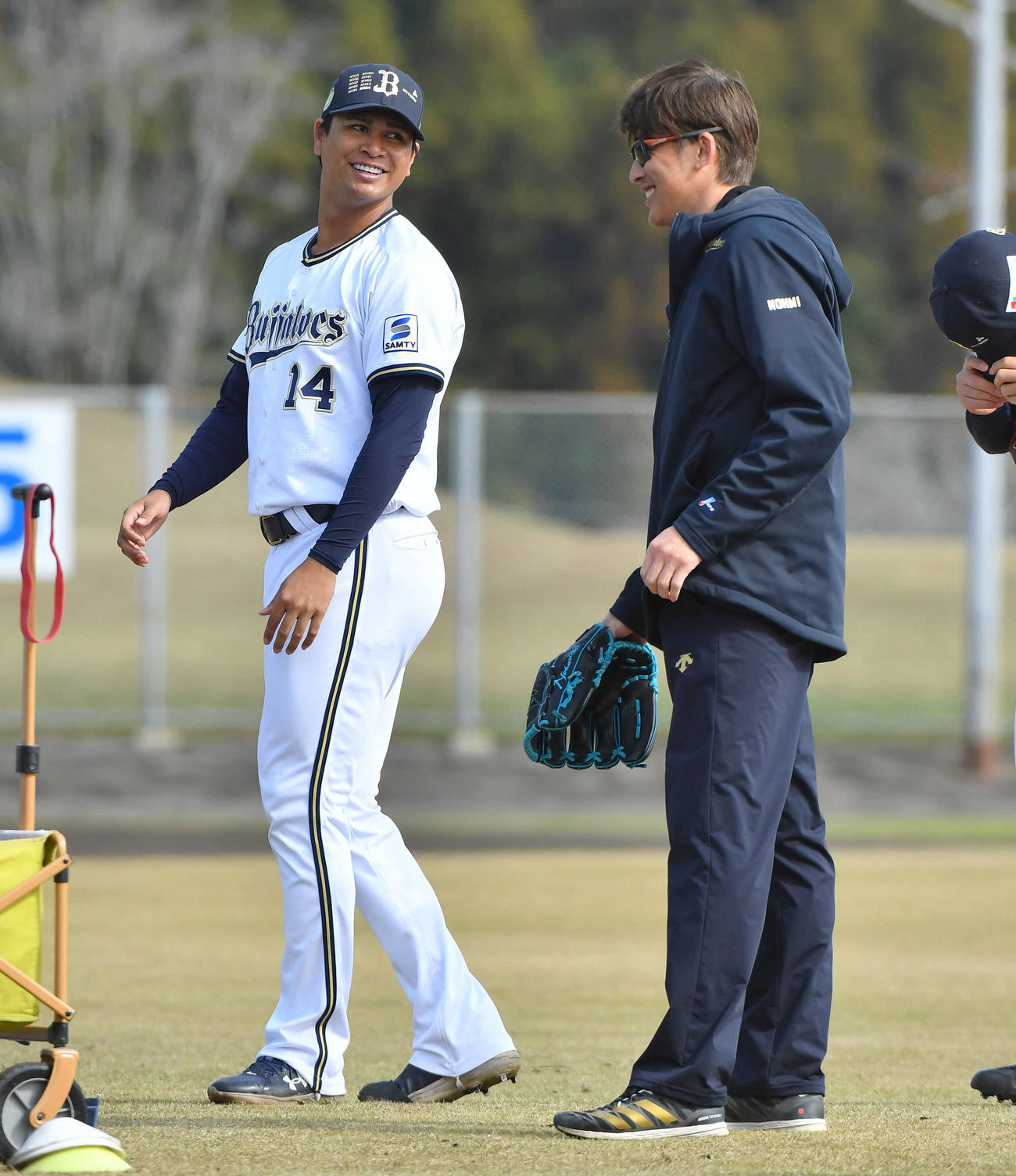 能見臨時コーチ（右）と談笑するオリックス宇田川（撮影・岩下翔太）