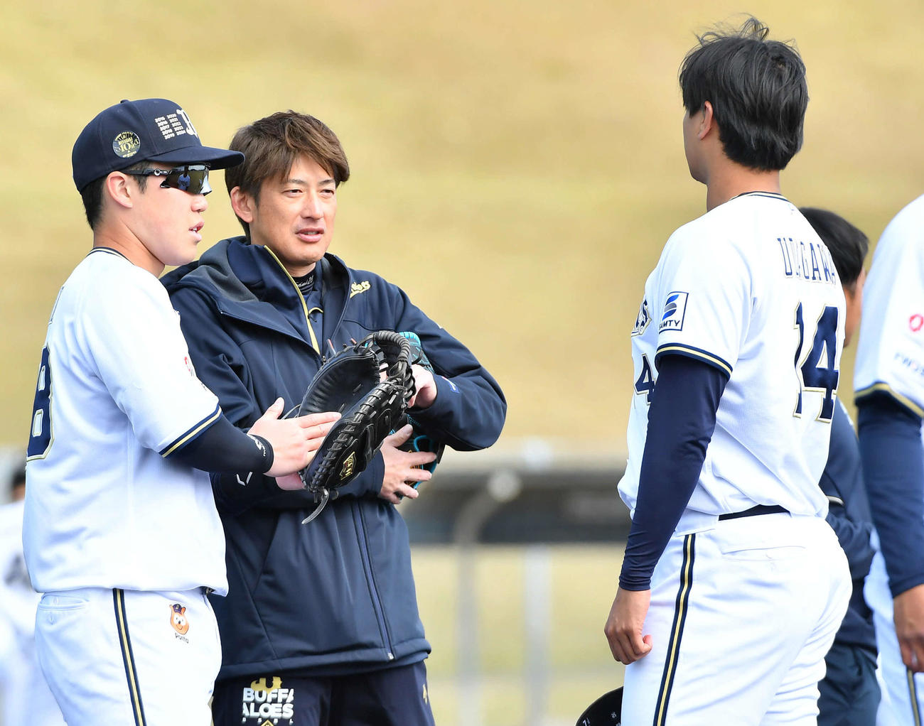 キャッチボールを終えた宇田川（右）と話すオリックス能見臨時コーチ（撮影・岩下翔太）