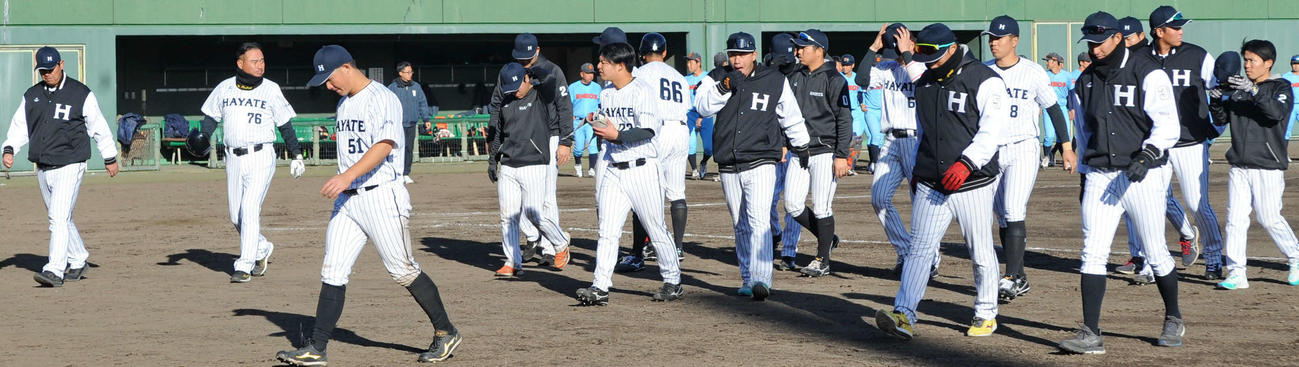 試合後に肩を落とす、くふうハヤテ選手たち。左端は赤堀監督　