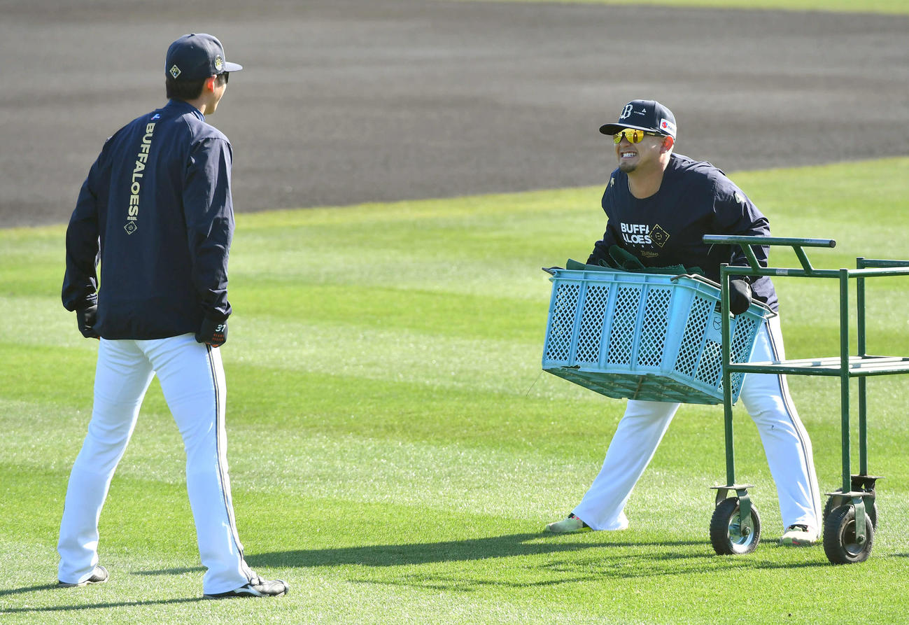 かごを持って筋トレをするオリックス森（右）。左は石川亮（撮影・岩下翔太）