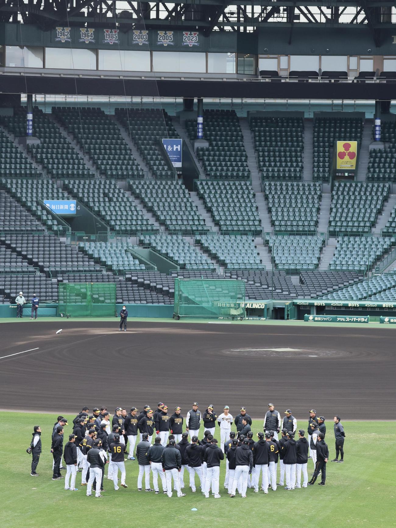 甲子園球場で練習を行う阪神ナイン（撮影・加藤哉）