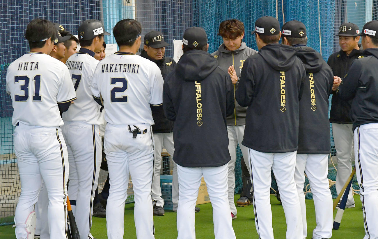 宮崎キャンプ最終日、紅林（中央右）の音頭で手締めをする中嶋監督（中央左）らオリックスナイン（撮影・岩下翔太）