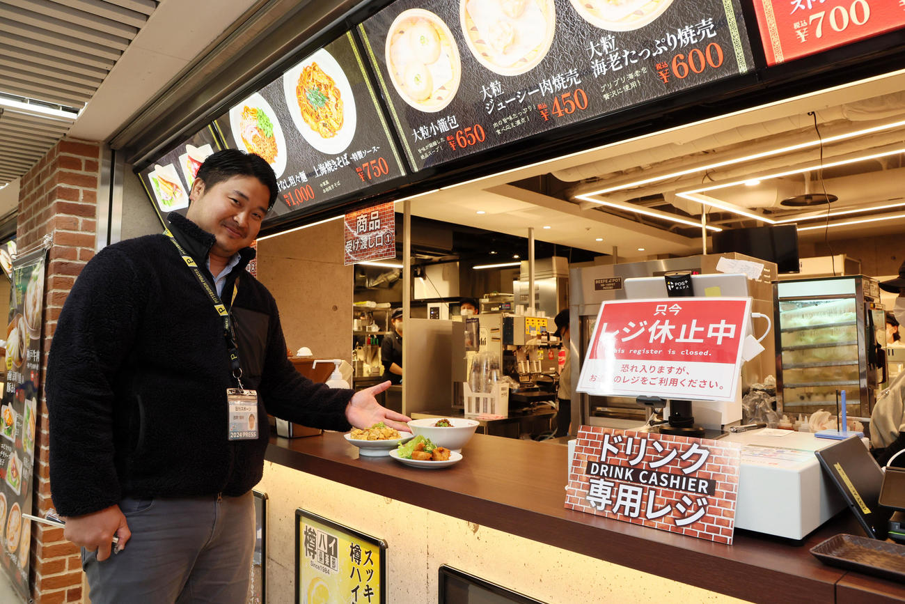 3月5日からオープンする甲子園球場内の本格中華料理店「皇蘭」で試食する本紙古財記者（撮影・加藤哉）