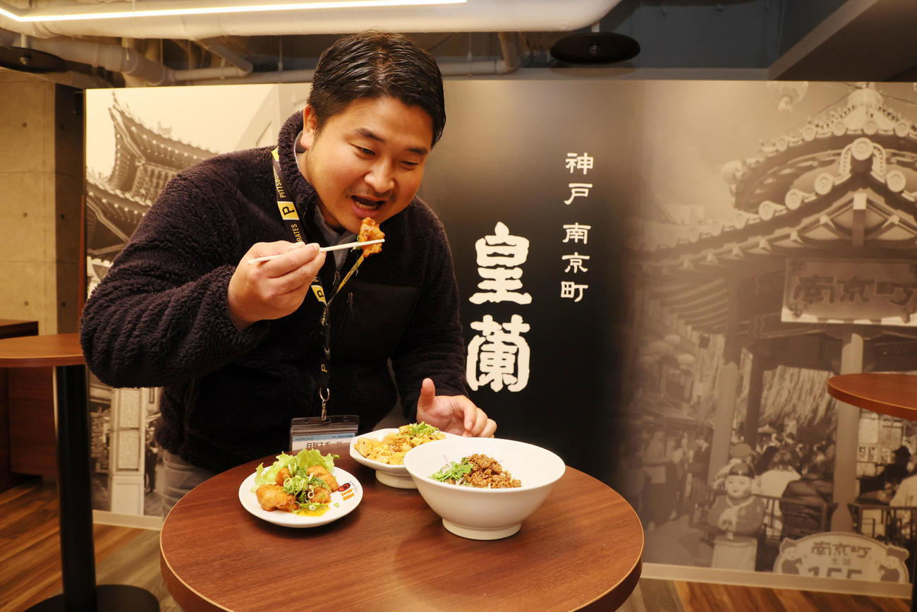 3月5日からオープンする甲子園球場内の本格中華料理店「皇蘭」の料理を試食する本紙古財記者（撮影・加藤哉）