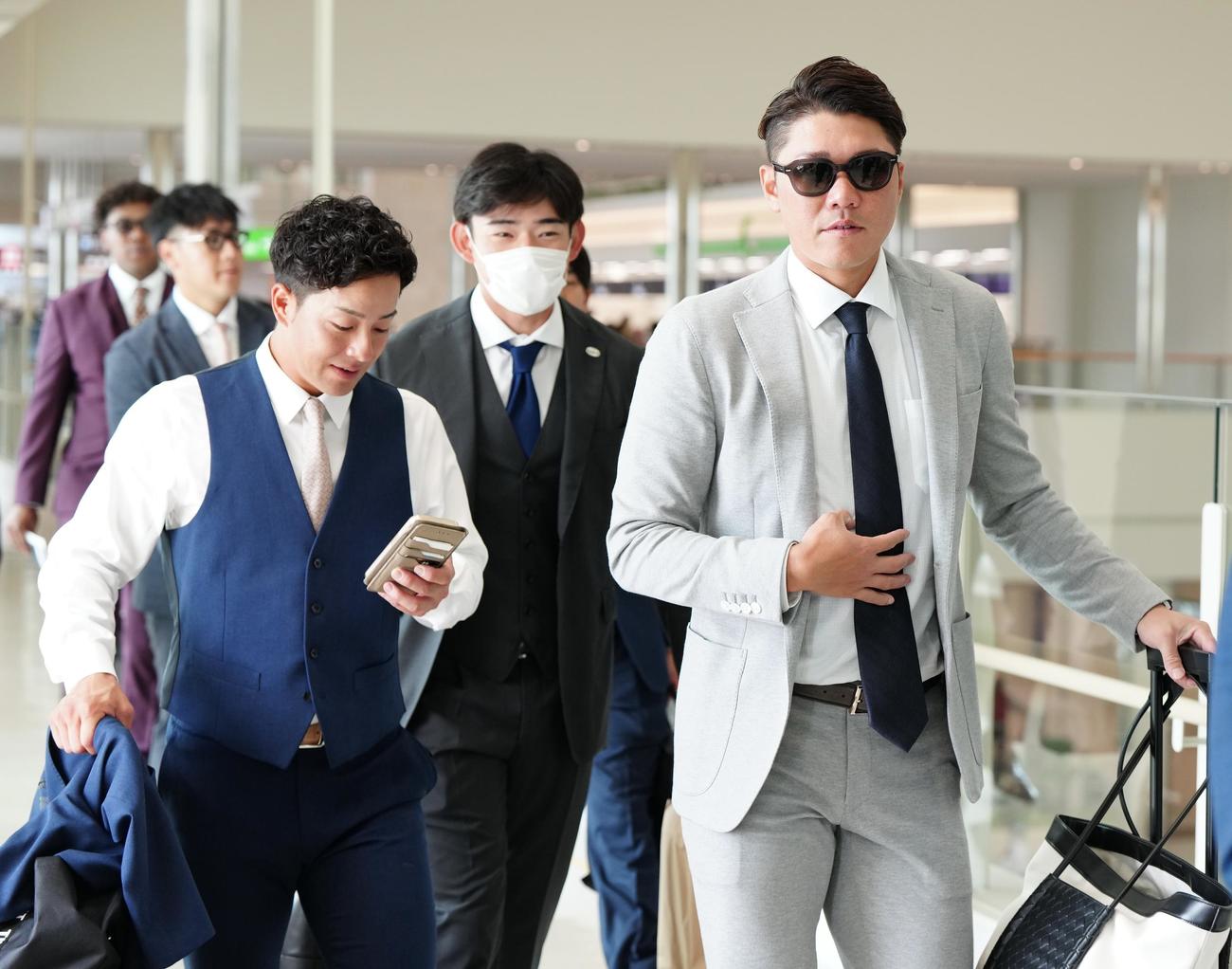 台湾遠征に向け、沖縄・那覇空港の保安検査場に向かう巨人の選手たち。右から坂本、萩尾、湯浅（撮影・江口和貴）