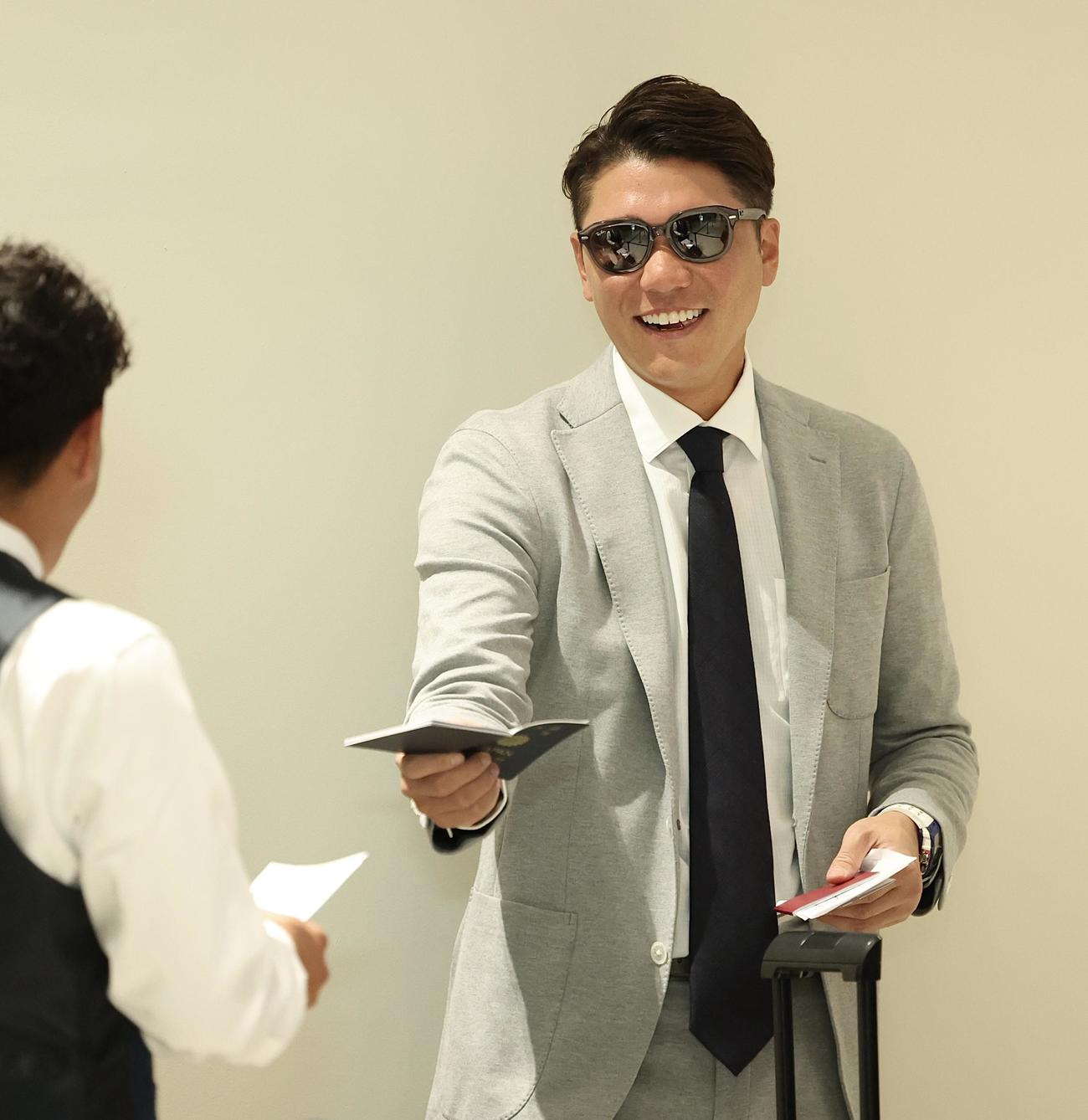 台湾に移動する巨人坂本（撮影・河田真司）