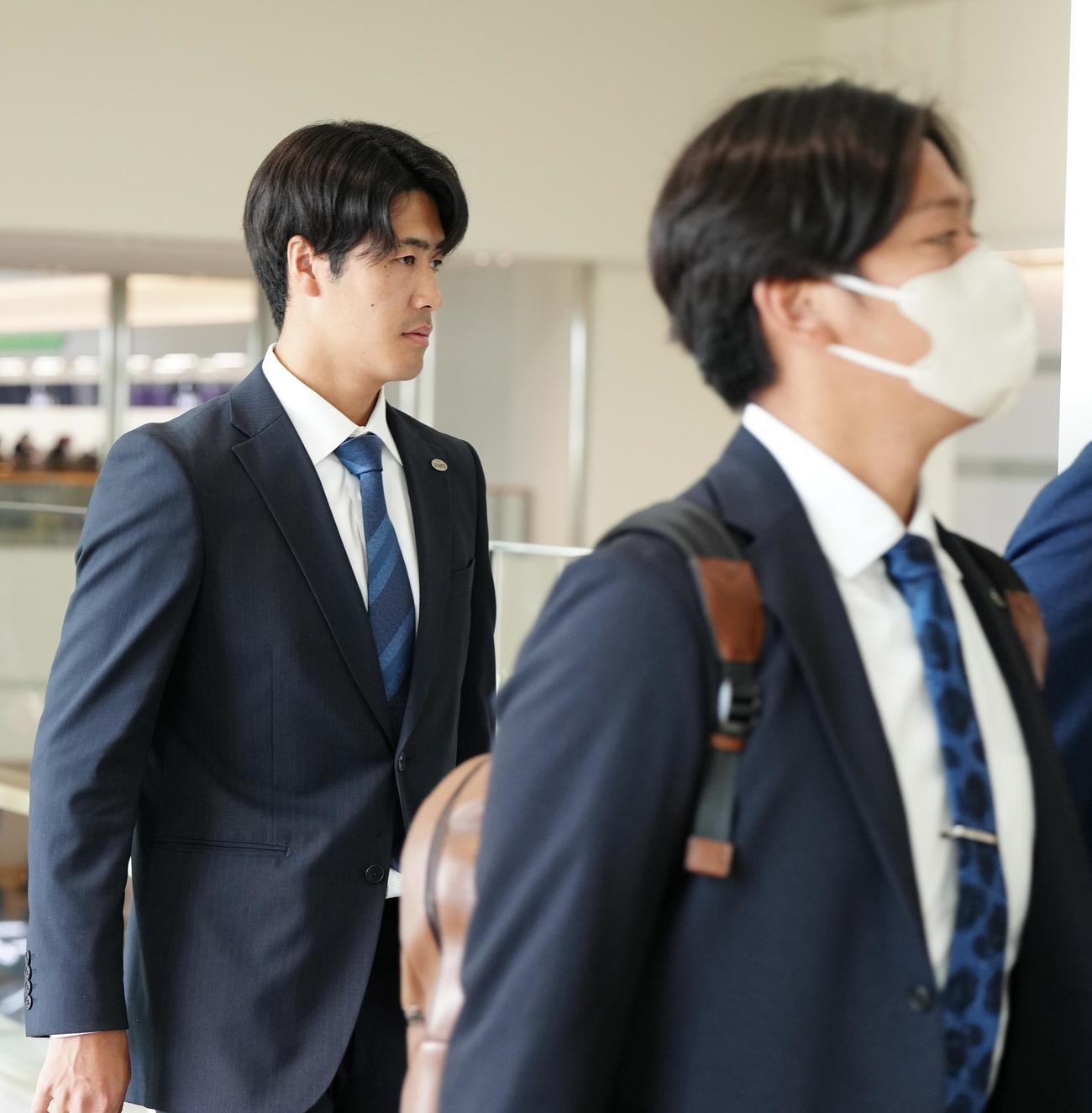 台湾遠征に向け、沖縄・那覇空港の保安検査場に向かう巨人西舘（撮影・江口和貴）