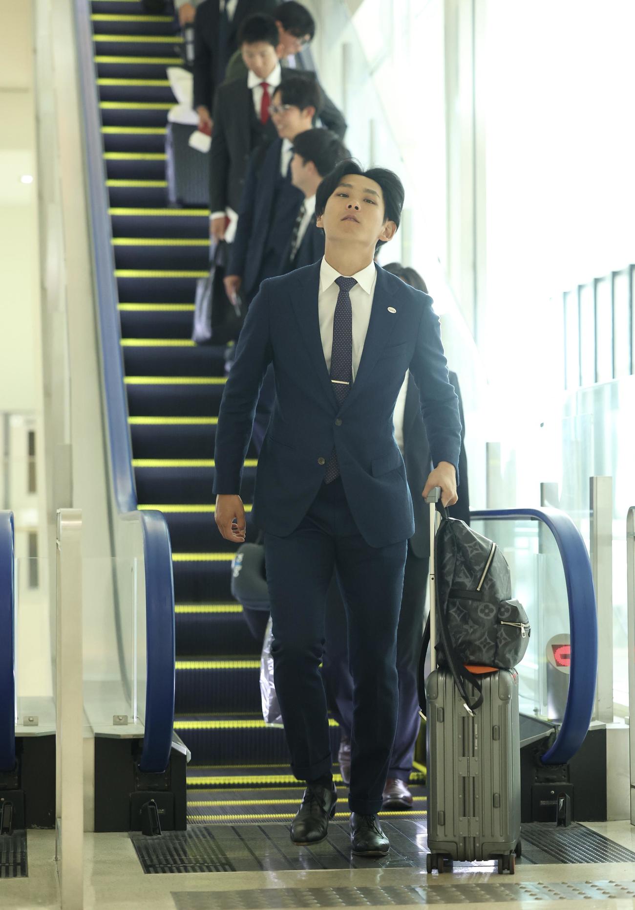 台湾に移動する巨人泉圭輔（撮影・河田真司）