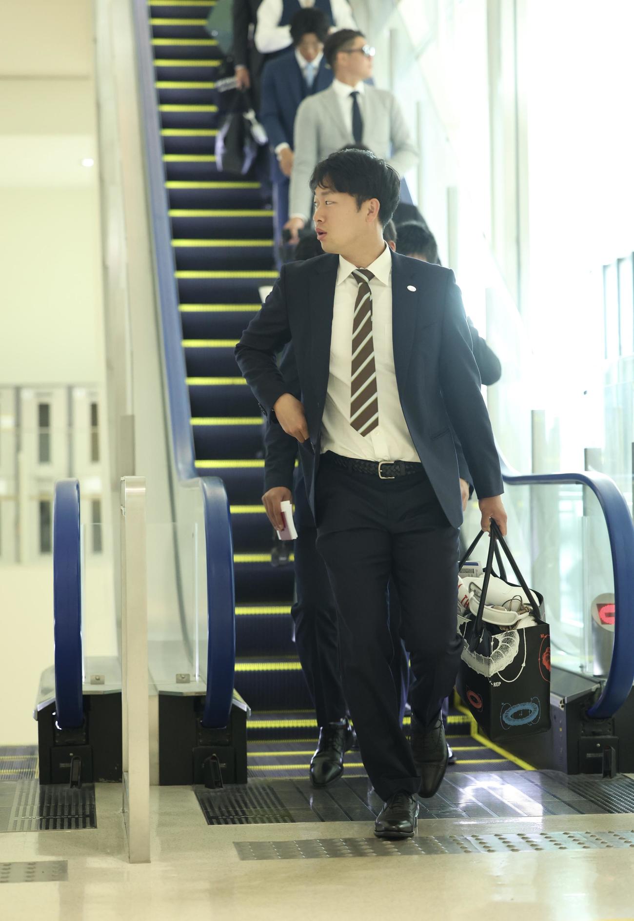 台湾に移動する巨人山崎伊（撮影・河田真司）