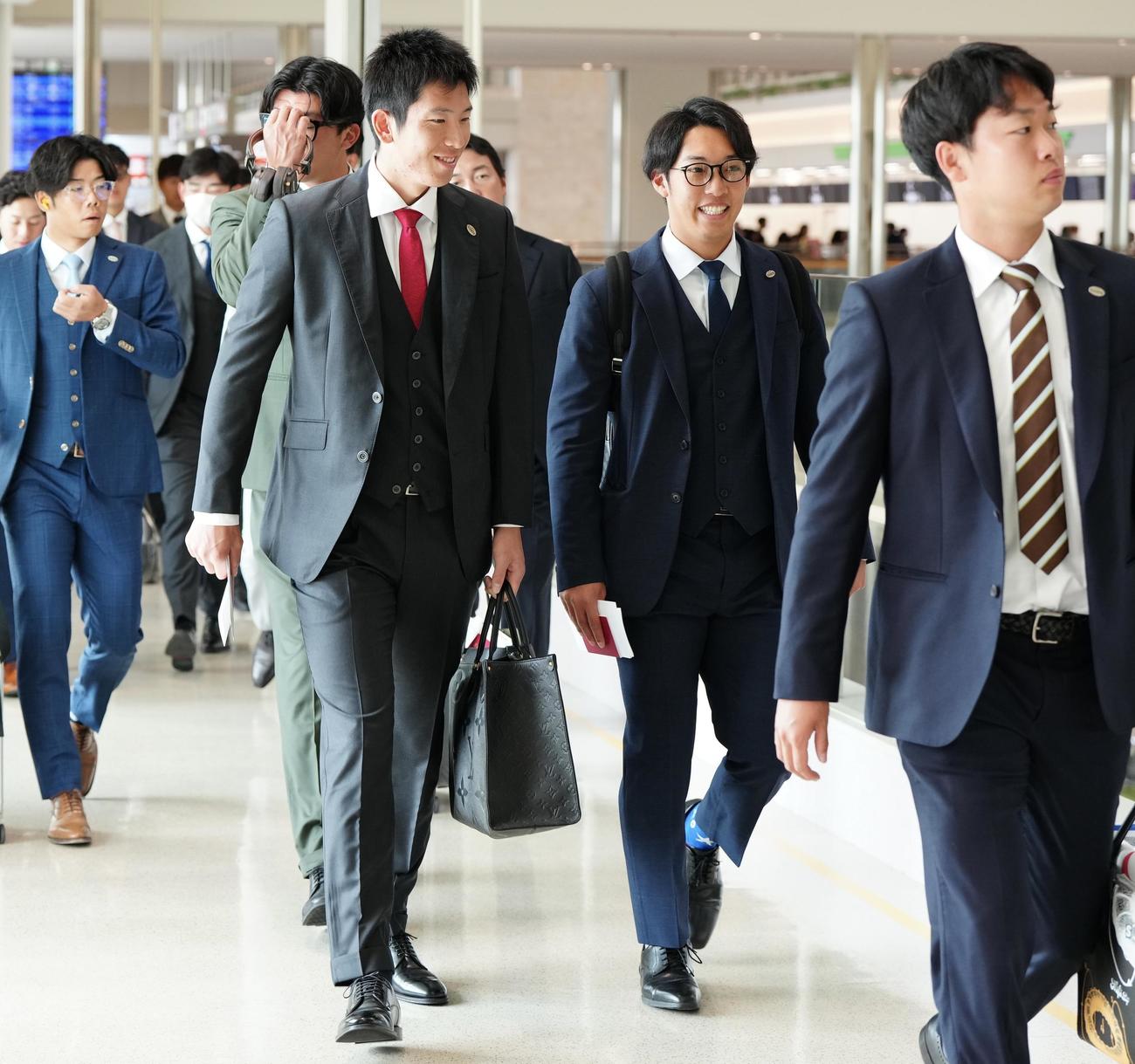 台湾遠征に向け、沖縄・那覇空港の保安検査場に向かう巨人の選手たち。手前左から戸郷、赤星、山崎伊（撮影・江口和貴）