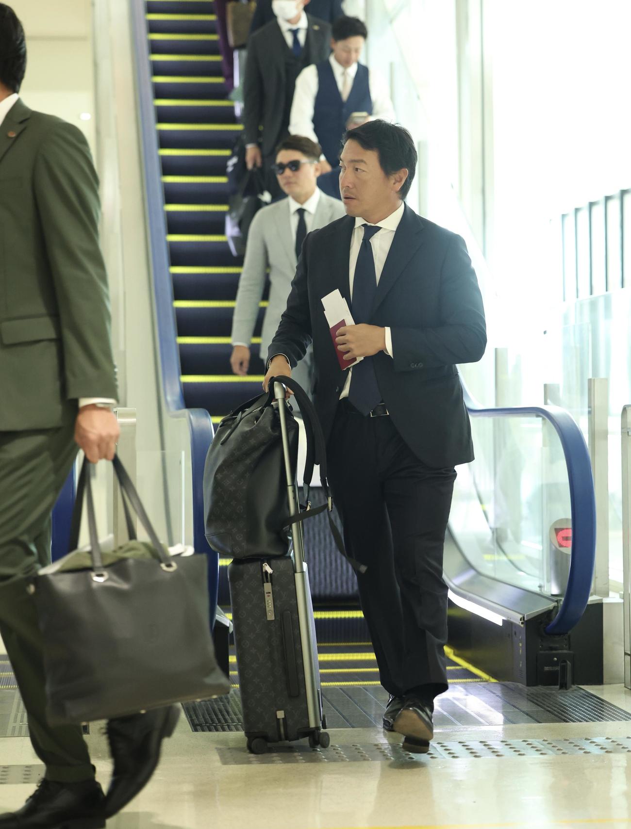 台湾に移動する巨人長野（撮影・河田真司）