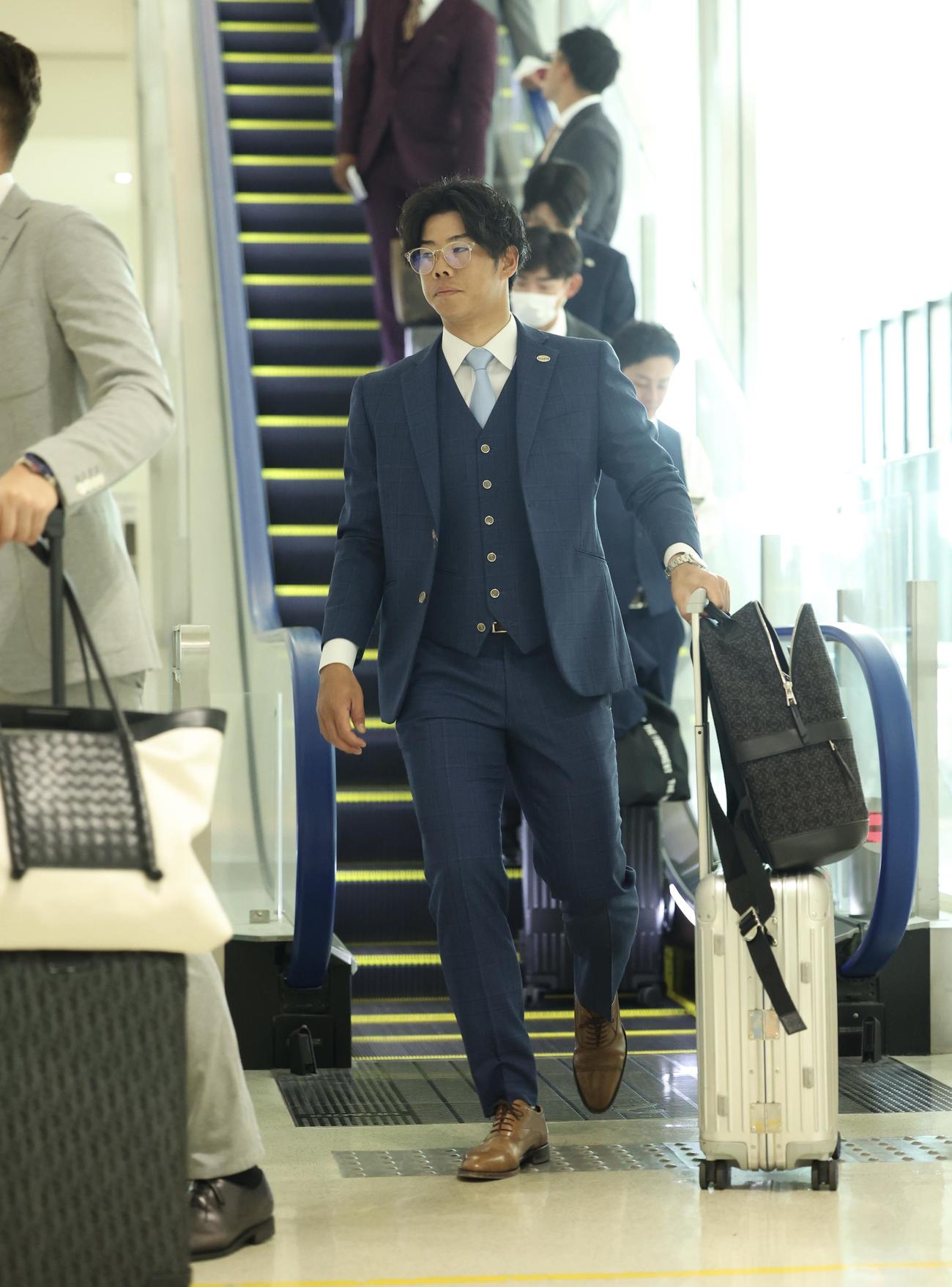 台湾に移動する巨人松原（撮影・河田真司）