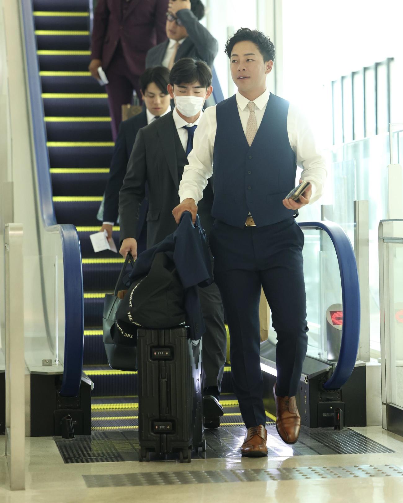 台湾に移動する巨人湯浅（撮影・河田真司）