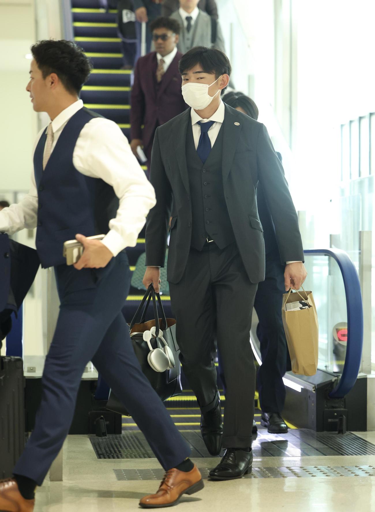 台湾に移動する巨人萩尾（撮影・河田真司）
