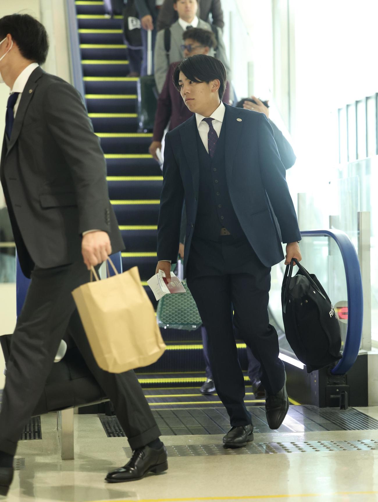 台湾に移動する巨人門脇（撮影・河田真司）