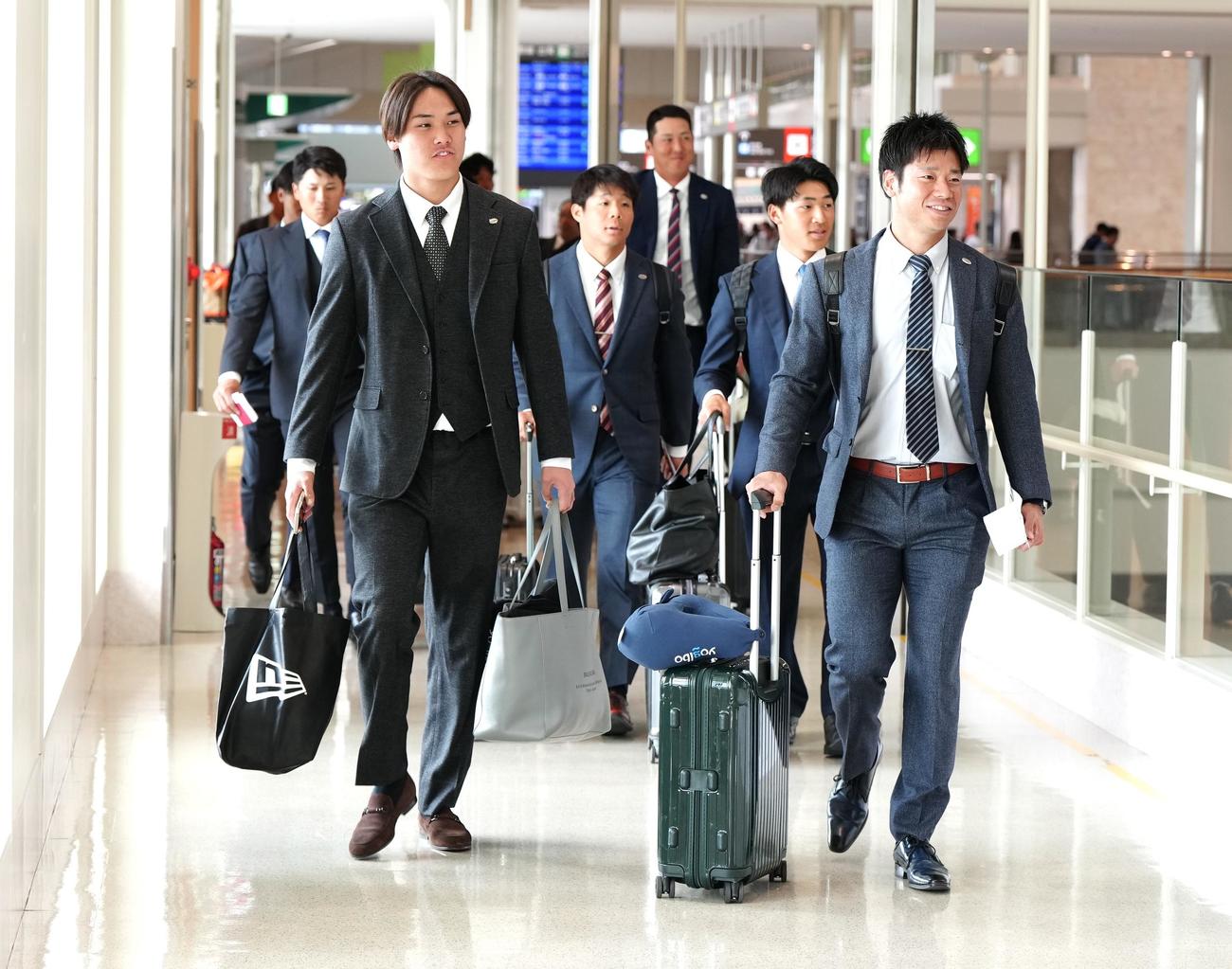 台湾遠征に向け、沖縄・那覇空港の保安検査場に向かう近藤（手前右）ら巨人の選手たち。同左は京本（撮影・江口和貴）