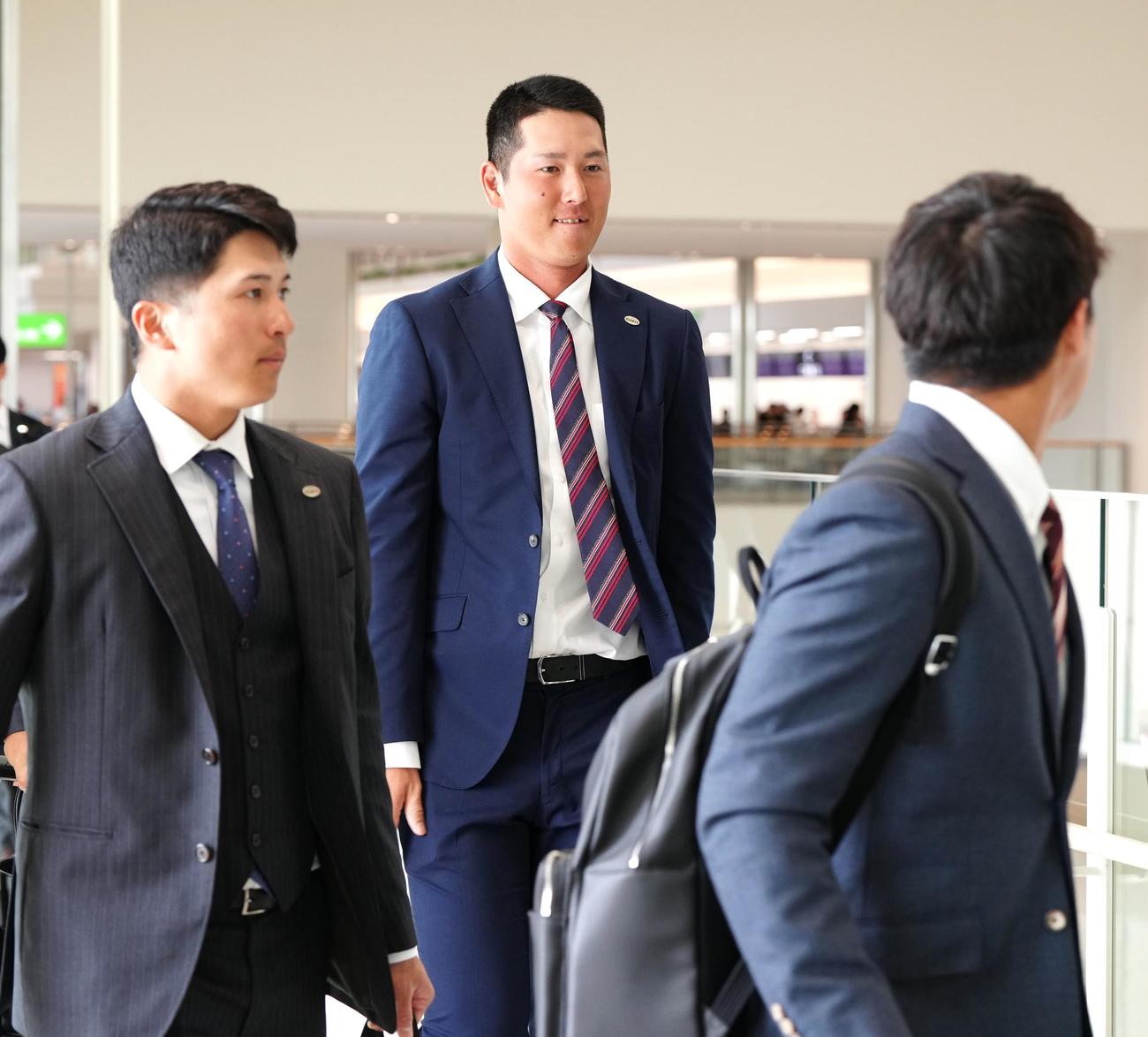 台湾遠征に向け、沖縄・那覇空港の保安検査場に向かう秋広（中央）ら巨人の選手たち。左は泉口（撮影・江口和貴）