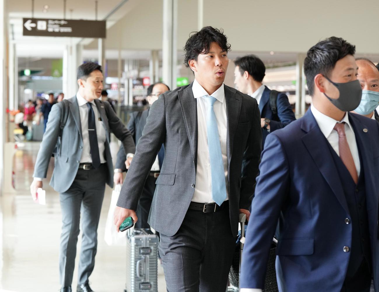 台湾遠征に向け、沖縄・那覇空港の保安検査場に向かう巨人大城卓（撮影・江口和貴）