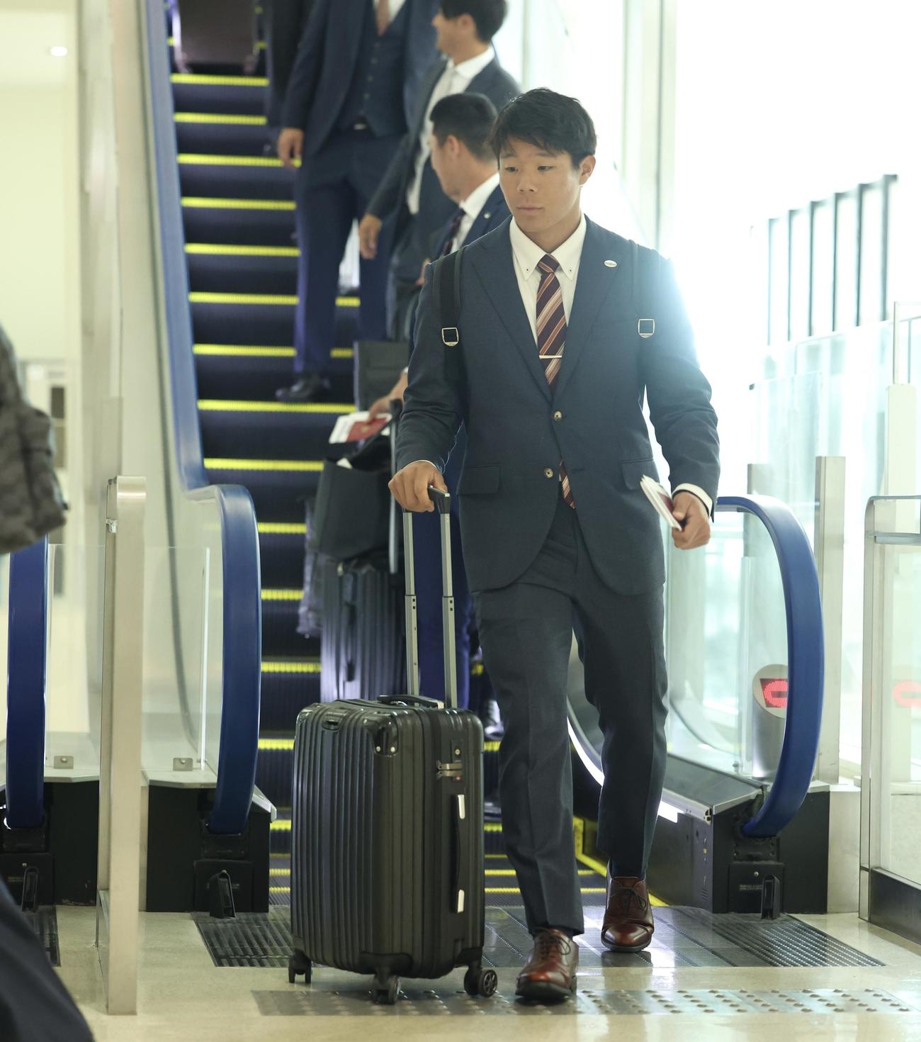 台湾に移動する巨人佐々木（撮影・河田真司）