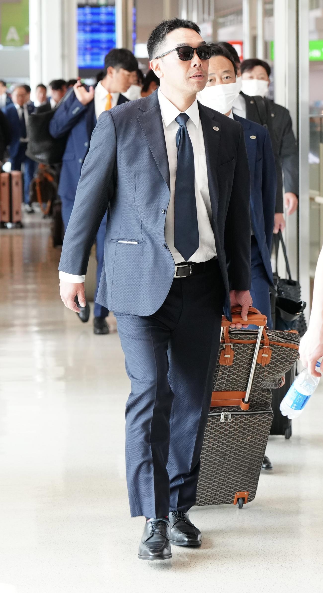 台湾遠征に向け、沖縄・那覇空港の保安検査場に向かう巨人阿部監督（撮影・江口和貴）