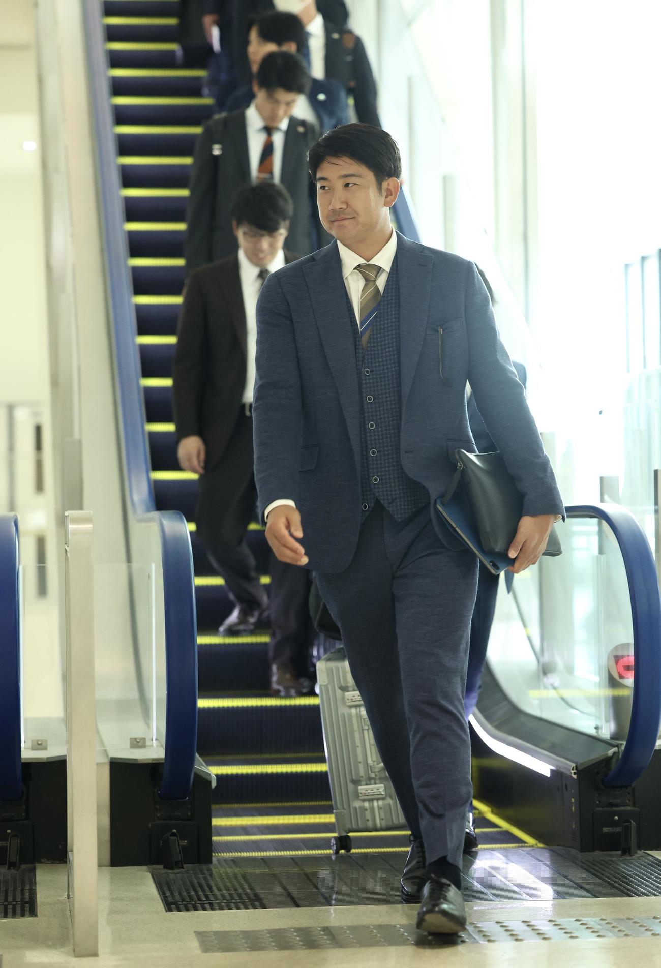 台湾に移動する巨人菅野（撮影・河田真司）