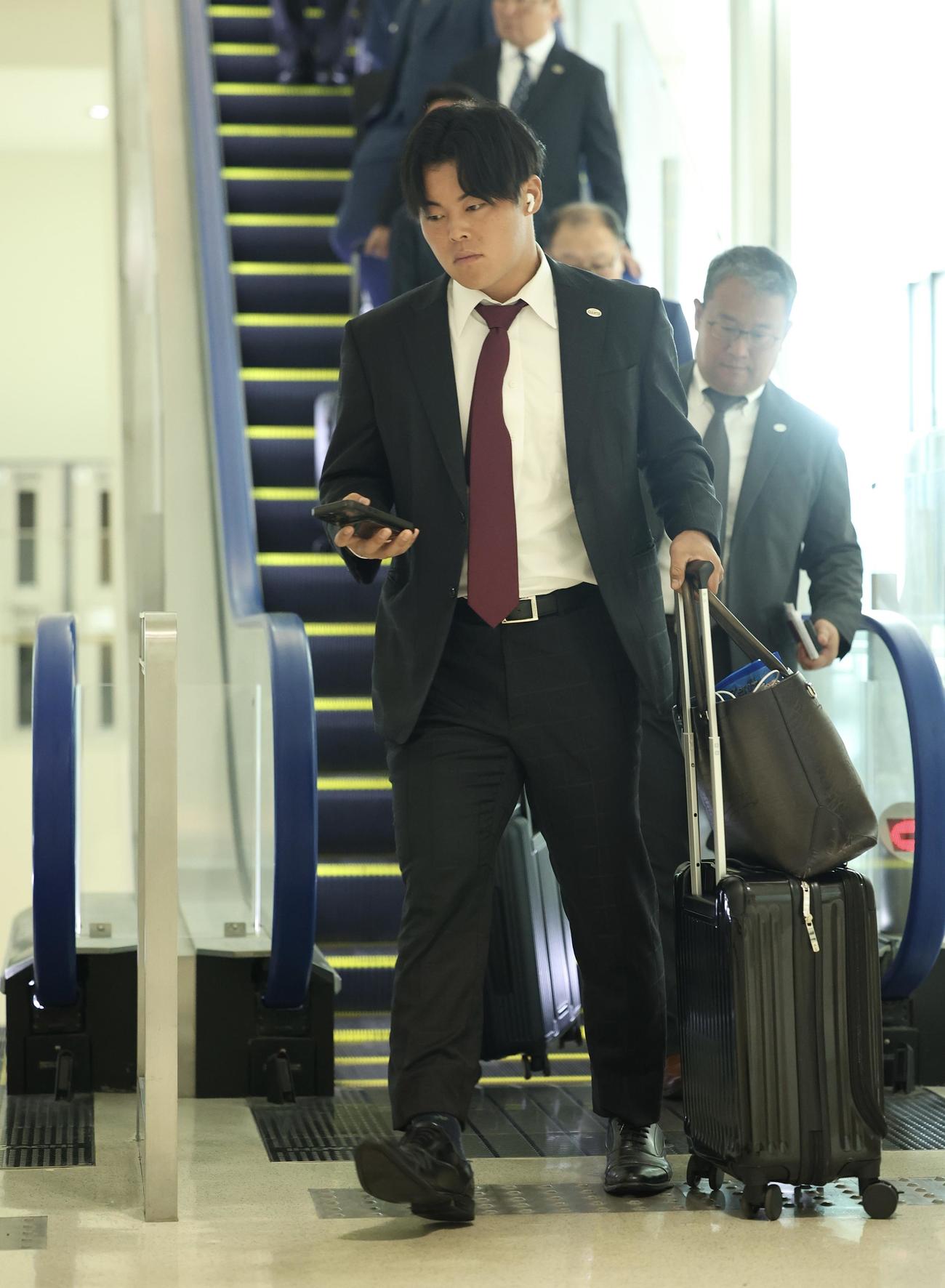 台湾に移動する巨人山瀬（撮影・河田真司）