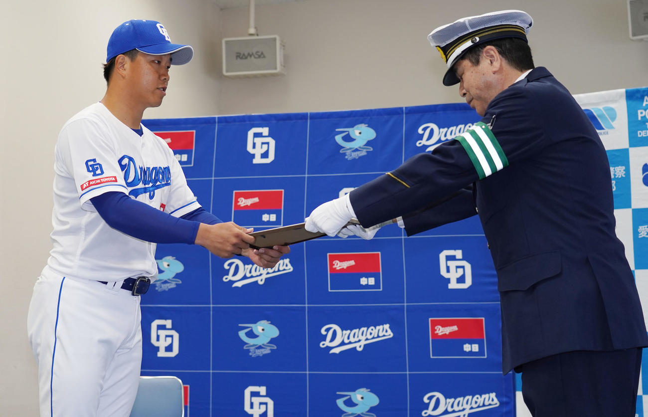 依田龍次郎愛知県警察本部交通部長より委嘱状を受け取る柳（左）（撮影・森本幸一）