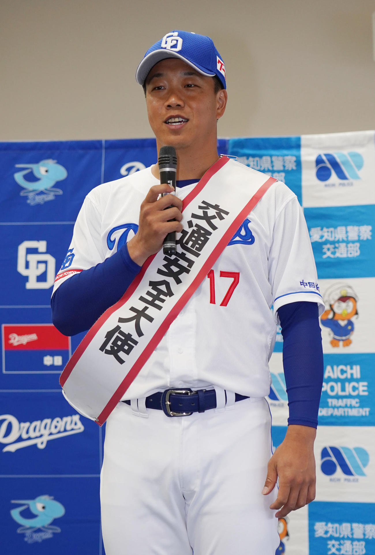 交通安全大使に委嘱しあいさつをする柳（撮影・森本幸一）