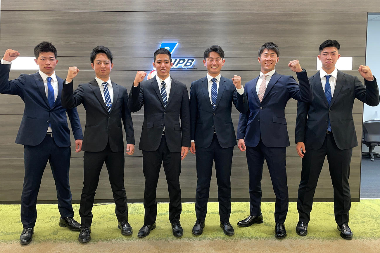 研修審判員となった左から湊、松尾、瑞慶覧、奈良間、松浦、京極（NPB提供）